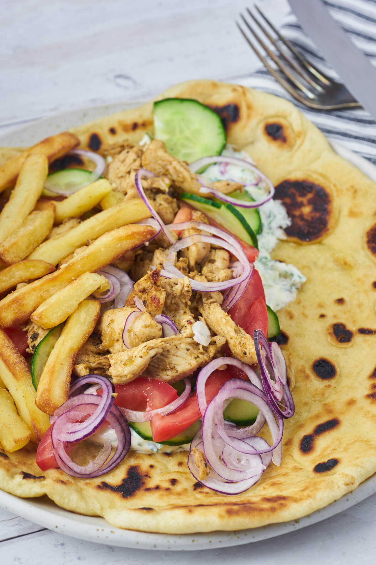 Griechisches Fladenbrot mit Hähnchen-Gyros, Gemüse und Tzatziki