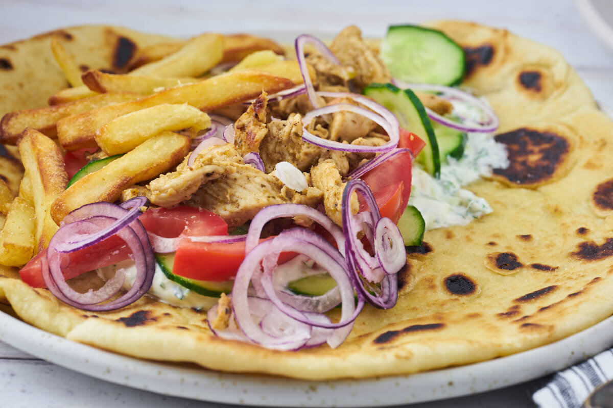 Griechisches Hähnchengyros mit Pommes Frites, Gemüse und Tzatziki